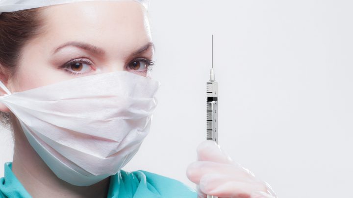 Za bezpečnost vakcíny proti koronaviru ručí sponzor studie, uvádí oficiální web